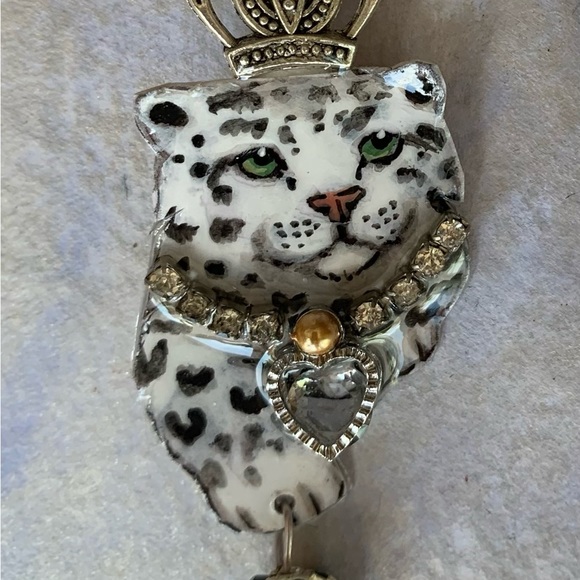 Handpainted “royal” snow leopard earrings big cat wildlife jewelry OOAK fancy - Picture 5 of 6